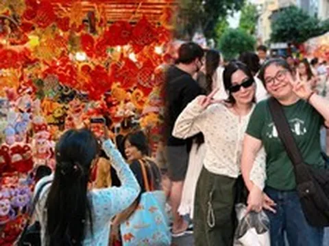 Phố Hàng Mã trước thềm Trung thu: Đèn ông sao, đầu lân phủ kín, người lớn chen chân đưa trẻ đi chơi