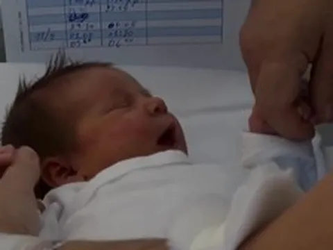 Hy Lạp: Em bé chào đời từ phôi đông lạnh hơn 22 năm