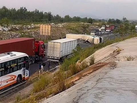Xe tải lật chắn ngang cao tốc, giao thông ùn tắc kéo dài