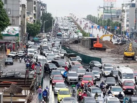 Người Hà Nội đội mưa lớn đi làm, ‘chôn chân’ trên những tuyến đường ùn tắc