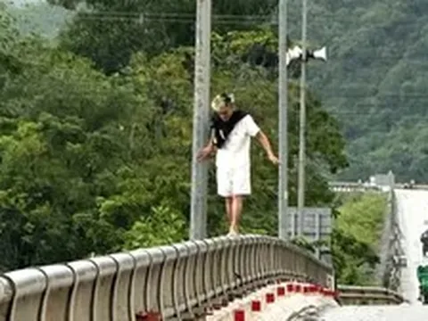 Đại úy công an kịp thời cứu nam thanh niên khỏi tình huống nguy hiểm trên cầu