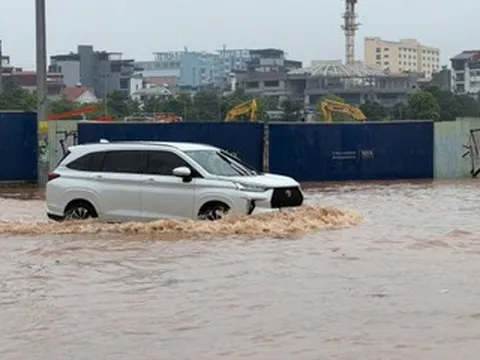 Mưa lớn ở Hà Nội, nhiều khu vực xuất hiện điểm ngập