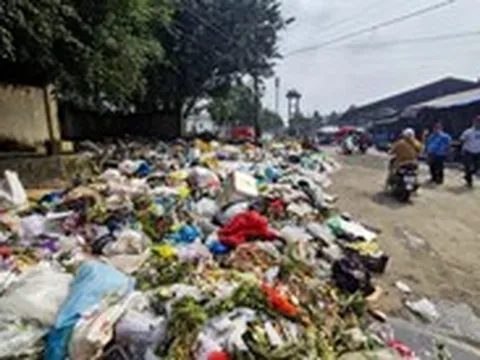 Rác thải ùn ứ quanh trung tâm Bảo Lộc