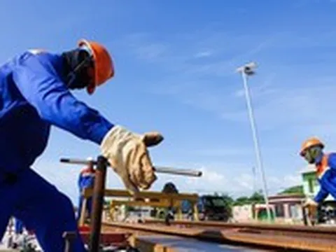 Khẩn trương lắp đặt 1km đường ray đầu tiên cho tuyến tàu điện đô thị ở Phú Quốc