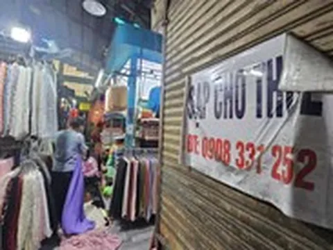 Chợ ế kéo dài, tiểu thương chợ truyền thống gà gật ngủ, coi phim ngắn giết thời gian