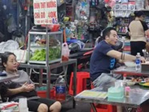 Rau, củ, thịt, cá... cùng nhích giá, bữa cơm thêm nặng gánh