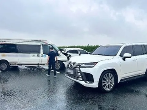 Ô tô Lexus đột ngột dừng giữa cao tốc Pháp Vân - Cầu Giẽ, 2 xe khác đâm dồn toa
