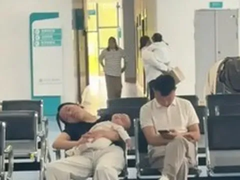 Một người ôm con đến kiệt sức, một người ôm điện thoại thờ ơ: Bức ảnh đó đã khiến hàng nghìn mẹ bỉm bật khóc