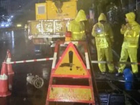 Công nhân thoát nước Hà Nội dầm mưa làm việc giữa đêm