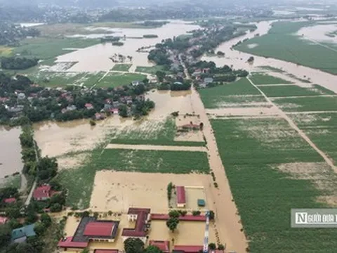 Nước sông Bưởi dâng cao, hàng trăm ngôi nhà ở Thanh Hóa chìm trong biển nước