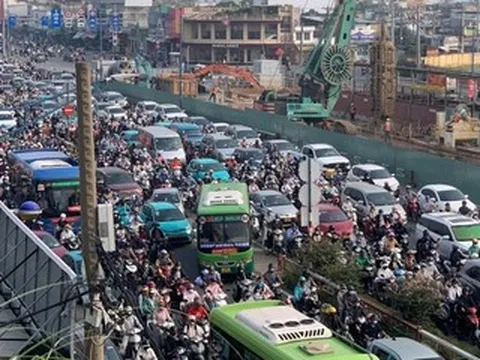 Cửa ngõ TPHCM ùn tắc kéo dài vì công trường thi công ga ngầm metro