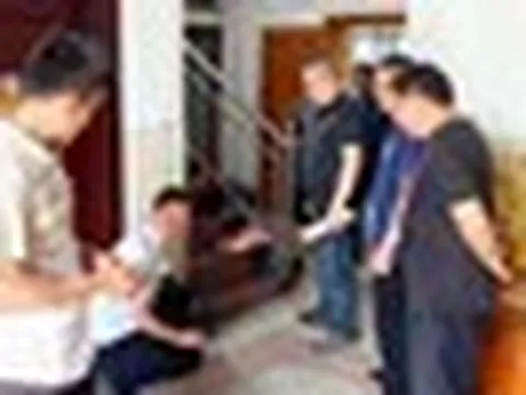 Đang thay giày, người đàn ông phát hiện điều lạ dưới nền nhà, gọi thợ kiểm tra rồi tái mặt