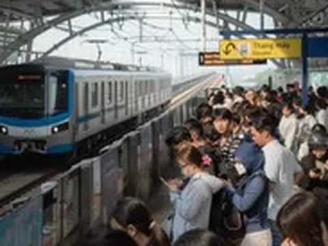 Nhiều sinh viên TP.HCM chọn metro đi học: Tiện lợi, an toàn lại tiết kiệm tiền