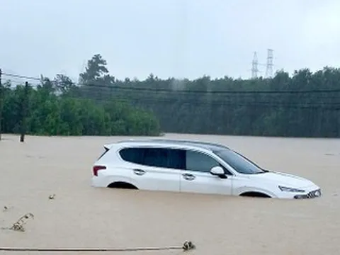 Mưa lớn nhấn chìm nhiều tuyến đường ở Nghệ An, có nơi ngập sâu 1,7m