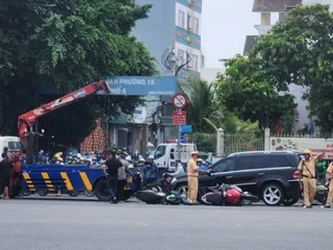 Ô tô Mercedes tông liên hoàn 3 xe máy dừng đèn đỏ, kéo lê 10m ở TPHCM