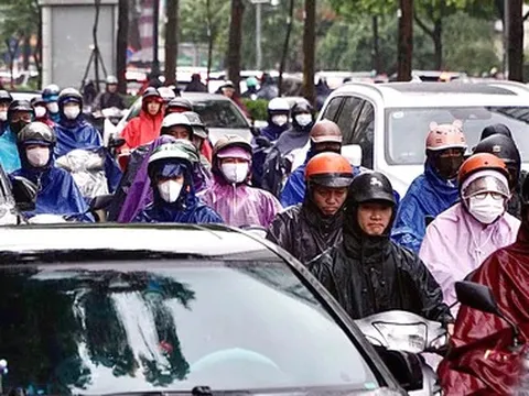 Đường phố tắc, ngập đúng giờ cao điểm, người Hà Nội đi gần 2 tiếng vẫn chưa tới được nơi làm việc