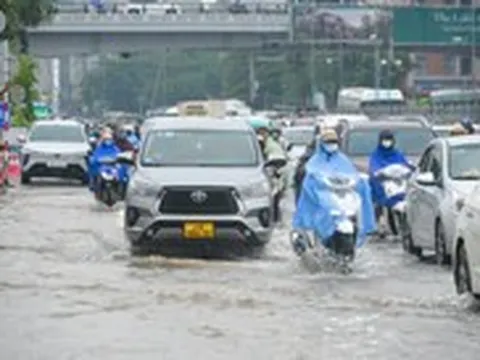 Hà Nội mưa ngập, nhiều trường cho học sinh nghỉ, chuyển sang học online