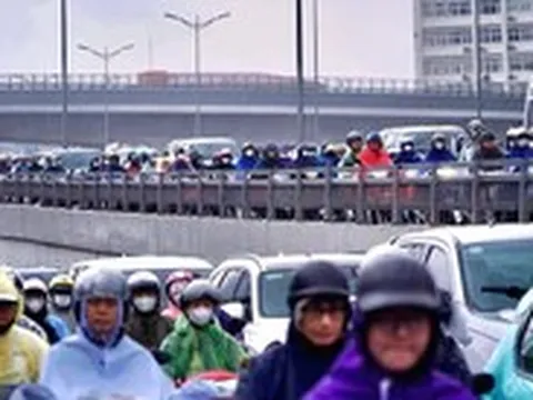 Đường phố Hà Nội ùn tắc, ngập sâu, gần 9h sáng nhiều người vẫn chưa tới được chỗ làm
