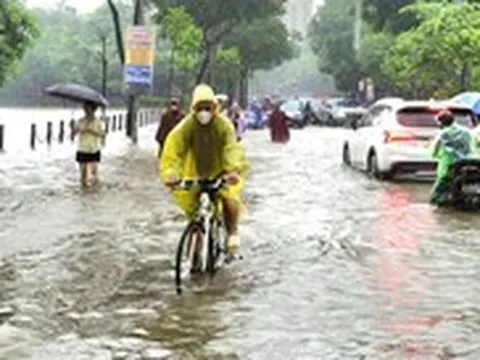 Hà Nội huy động 2.500 người và trên 200 thiết bị chống ngập