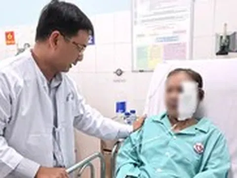Phó chủ tịch Nguyễn Mạnh Cường thăm hỏi 5 nạn nhân vụ cháy nhà ở phường Chợ Lớn
