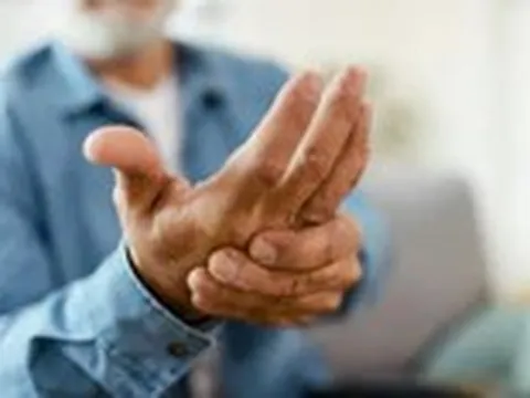 Mắc viêm khớp dạng thấp nên và không nên ăn gì theo hướng dẫn mới nhất 2026?