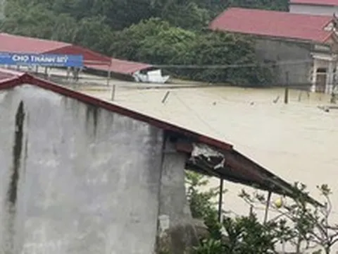 Mưa lớn, nước sông dâng 'nhấn chìm' chợ, ngập nửa nhà dân ở Thanh Hoá