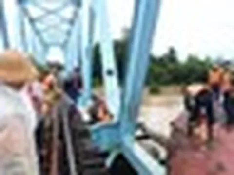 Ai chịu trách nhiệm vụ 3 sà lan đâm kẹt cầu Mỹ Chánh?