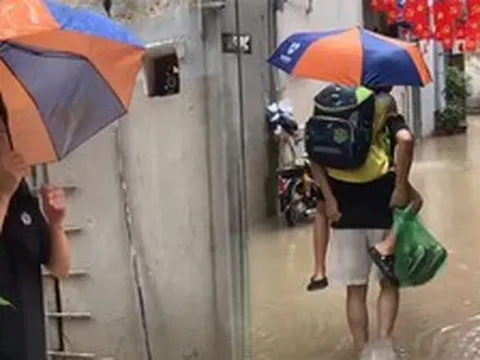 Nhiều tuyến phố Hà Nội ngập sâu, bố lội nước 3 lượt cõng con đến lớp
