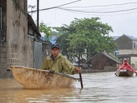 Ngập 3 ngày chưa rút, người dân ngoại thành Hà Nội chèo thuyền đi lại giữa làng