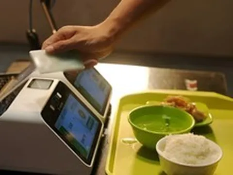 Một trường đại học phát hiện sinh viên khó khăn bằng lịch sử ăn uống, âm thầm gửi tiền suốt 10 năm