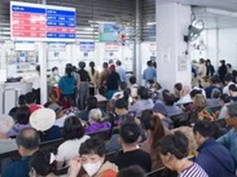 Hàng dài người chờ khám tại nhiều bệnh viện TP.HCM, Bệnh viện Chợ Rẫy 'phá kỷ lục lịch sử'