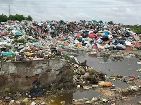 Cảnh tượng hàng trăm tấn rác ùn ứ, hợp tác xã phải đào hố chứa tạm
