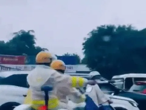 CSGT Hà Nội mở đường đưa người đàn ông đi cấp cứu giữa lúc mưa lớn