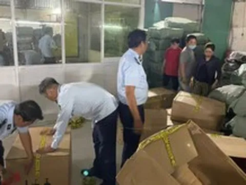 TPHCM: Phát hiện hơn 40.000 sản phẩm giày dép, nước xả vải... vi phạm, hé lộ đường dây sản xuất hàng giả