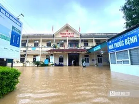 Nước lũ bủa vây trung tâm y tế, công an dùng thuyền đưa đón bệnh nhân