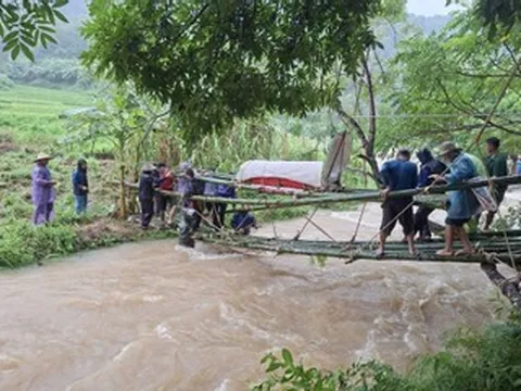 Mưa lũ chặn đường, cả làng chặt tre làm cầu đưa người quá cố qua suối dữ