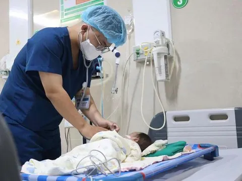 Người lớn nhỏ nhầm axit vào miệng, bé 1 tháng tuổi nhập viện cấp cứu