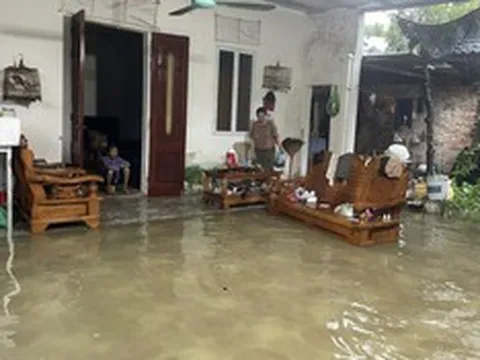 Nhiều khu đô thị Thanh Hóa ngập sâu, dân bì bõm lội nước