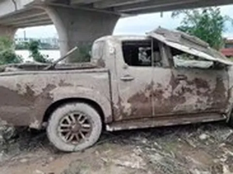 Ghe cào phát hiện xe bán tải chứa bộ xương người dưới kênh