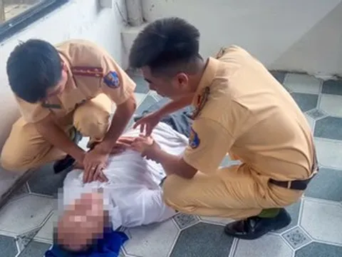 Người đàn ông có biểu hiện bất thường trong quán ăn, Tổ CSGT trợ giúp kịp thời