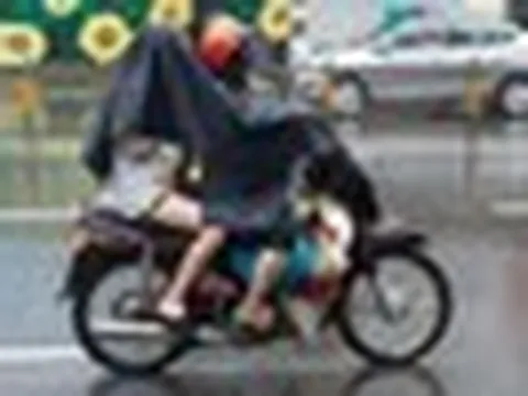 Mặc áo mưa khi đi xe máy: 5 cách tưởng giúp chống ướt tốt hơn lại có thể gây thêm rắc rối