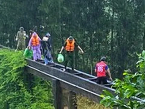 Nữ bác sĩ kể giây phút đi qua mương nước cheo leo đi đỡ đẻ trong mưa lũ