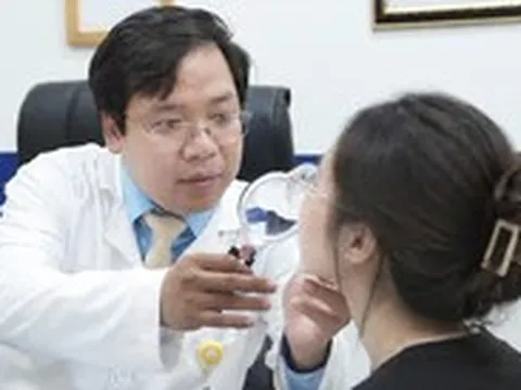 Nữ sinh mặt sưng 'như ong đốt’ vì làm đẹp cấp tốc để tựu trường