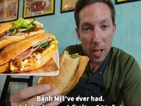 Quán nhỏ ở Hội An ai vào cũng gọi chủ quán là mẹ, khách Canada tấm tắc: "Có bánh mì ngon nhất tôi từng ăn"