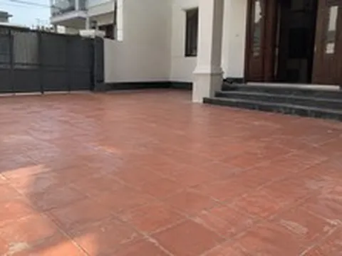 Vì sao ngày càng nhiều gia đình không còn dùng gạch đỏ lát toàn bộ sân? 2 vật liệu mới đang dần thay đổi diện mạo sân nhà