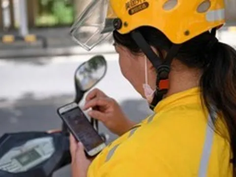 Đèo con 3 tuổi đi giao đồ ăn giữa trời mưa, một shipper được tip 300 nghìn