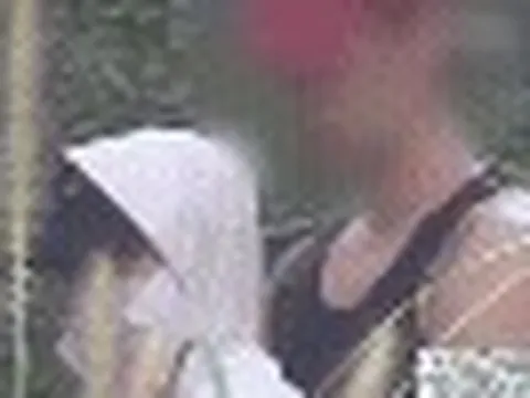 Nữ diễn viên dính scandal ngoại tình trùm kín mít ở công viên, 2 tháng trước vừa bại lộ chuyện có con 3 tuổi