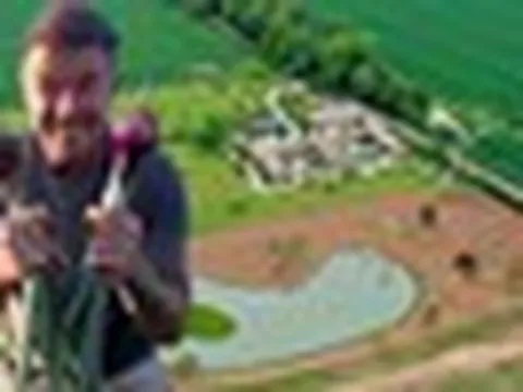 Toàn cảnh khu đất 100.000m2 là trang trại nuôi gà của David Beckham