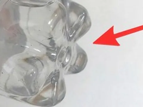Vì sao đáy chai nhựa thường lồi lõm?