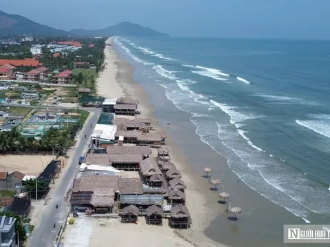 Chùm ảnh: Hàng quán lấn bãi biển ở "vịnh đẹp thế giới" trước ngày bị tháo dỡ